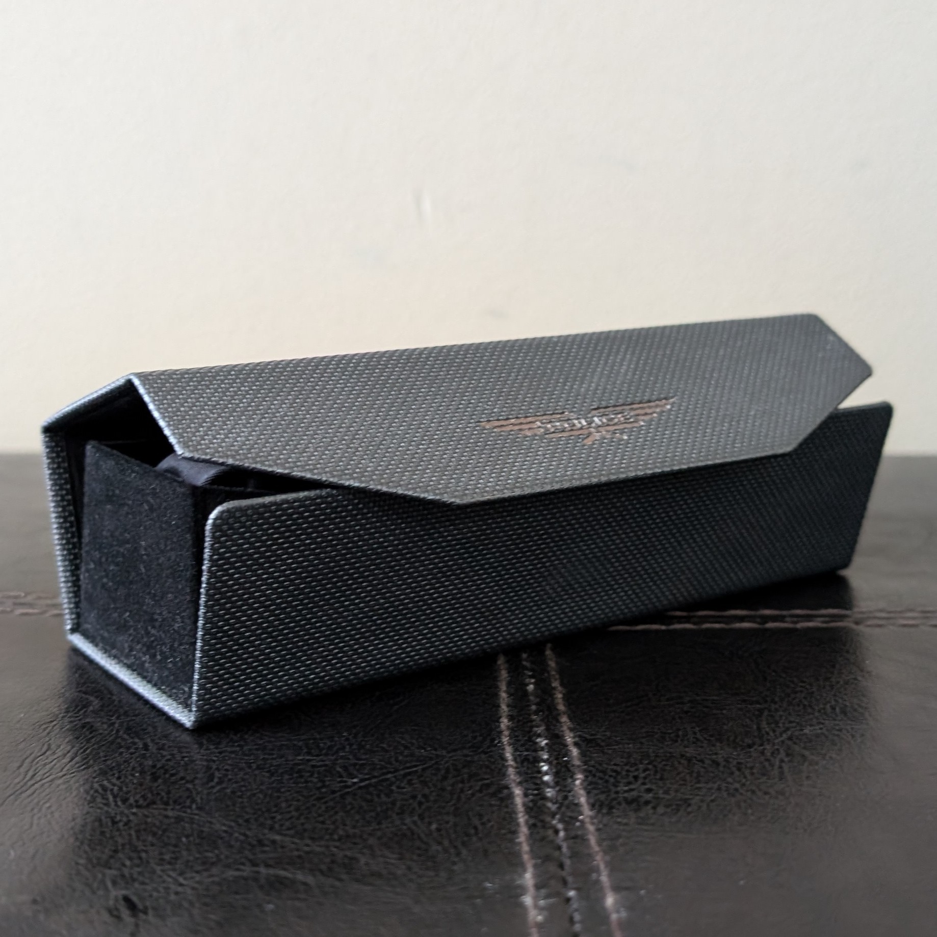 Semi-closed glasses case.<br>
                The textures of this object consists of felt and faux leather.