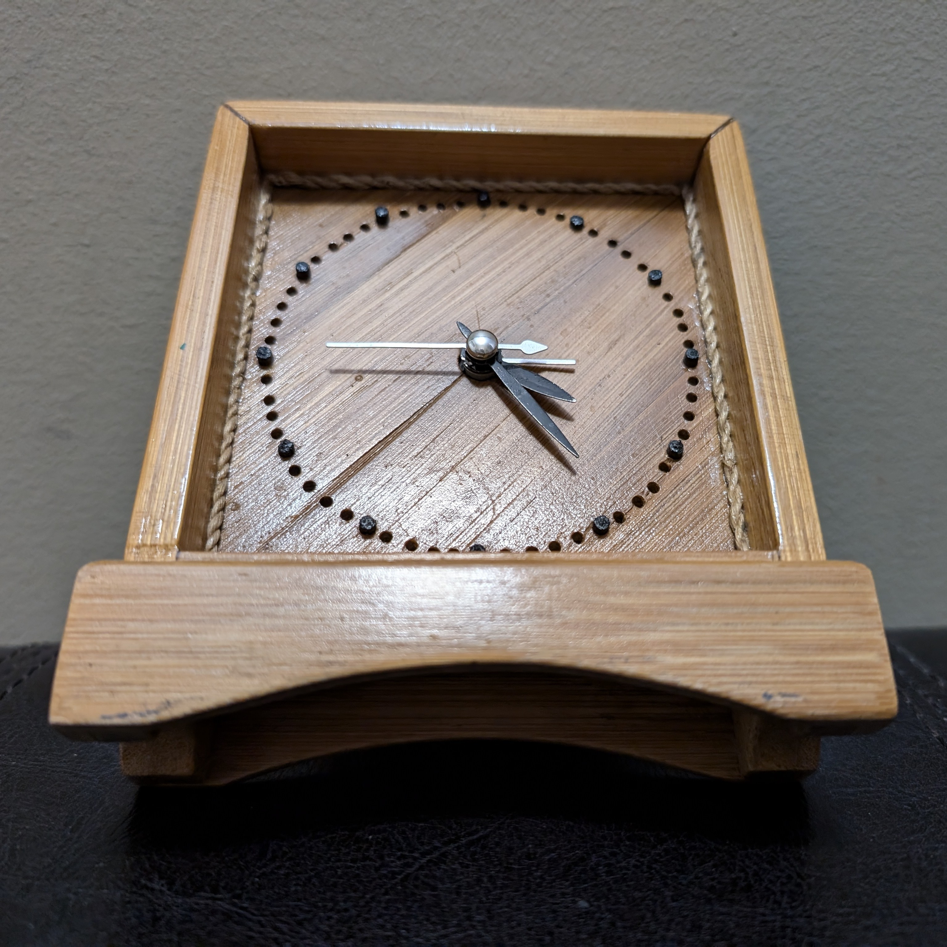 The desk clock, angled.<br>
                This angle is for a reference on how the base curves.