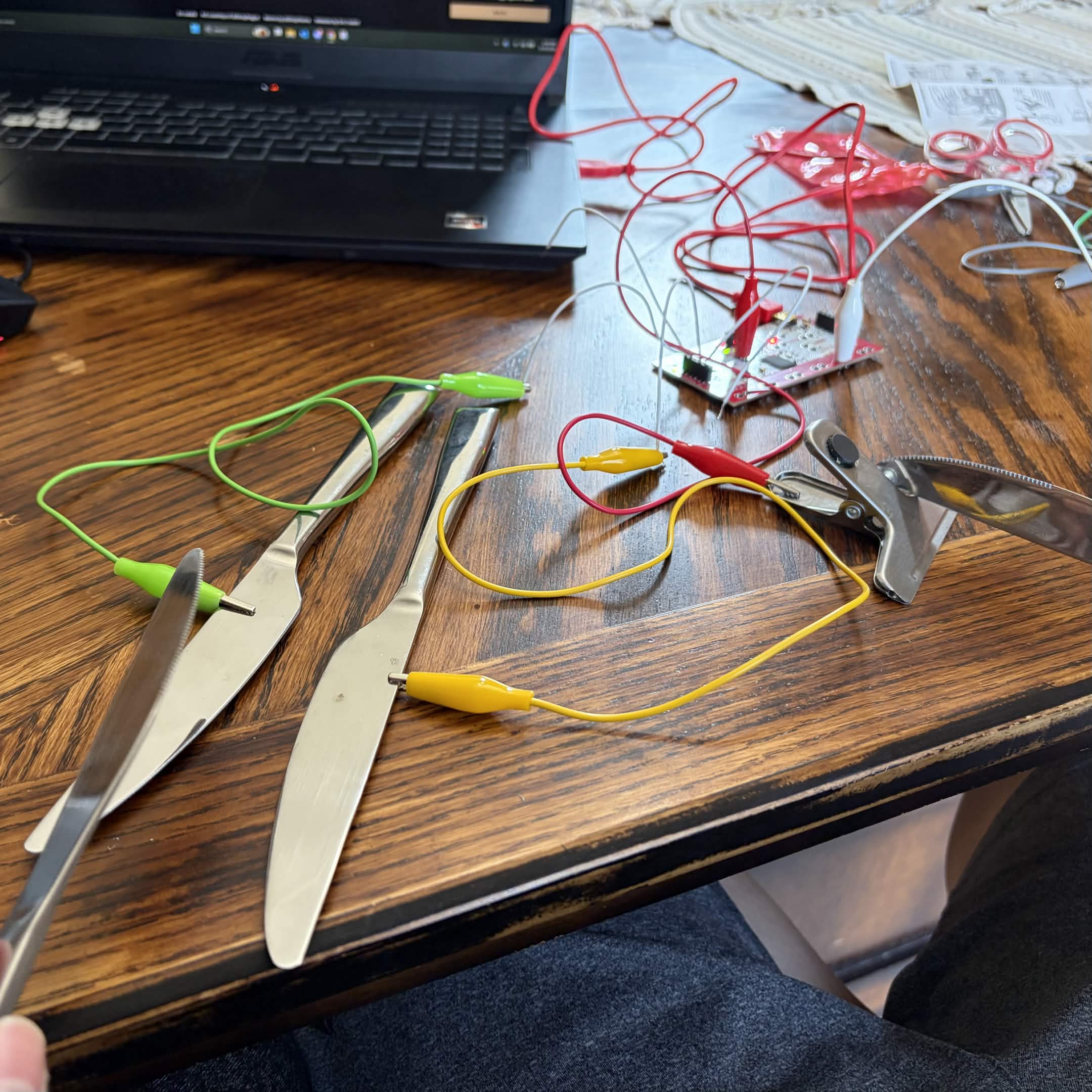 Playing with the table knives while having the other knives touch the inputs.