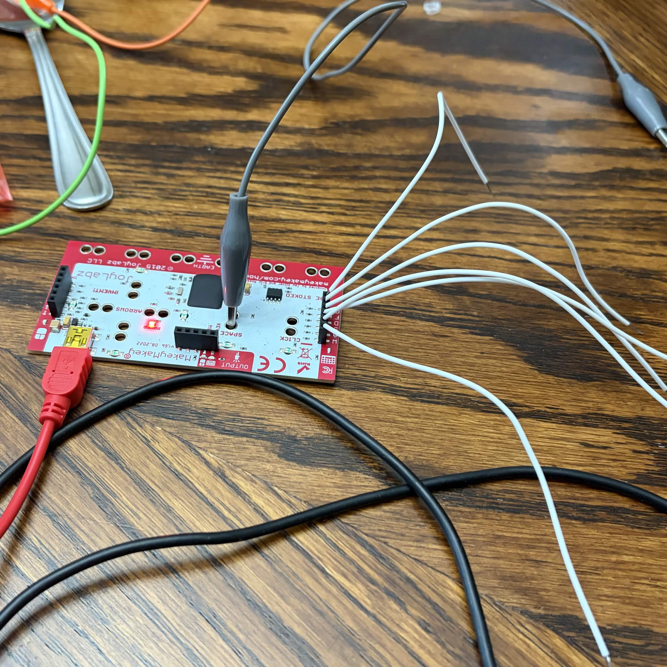 Experimenting with the backside of the Makey Makey. There are more inputs to work with.